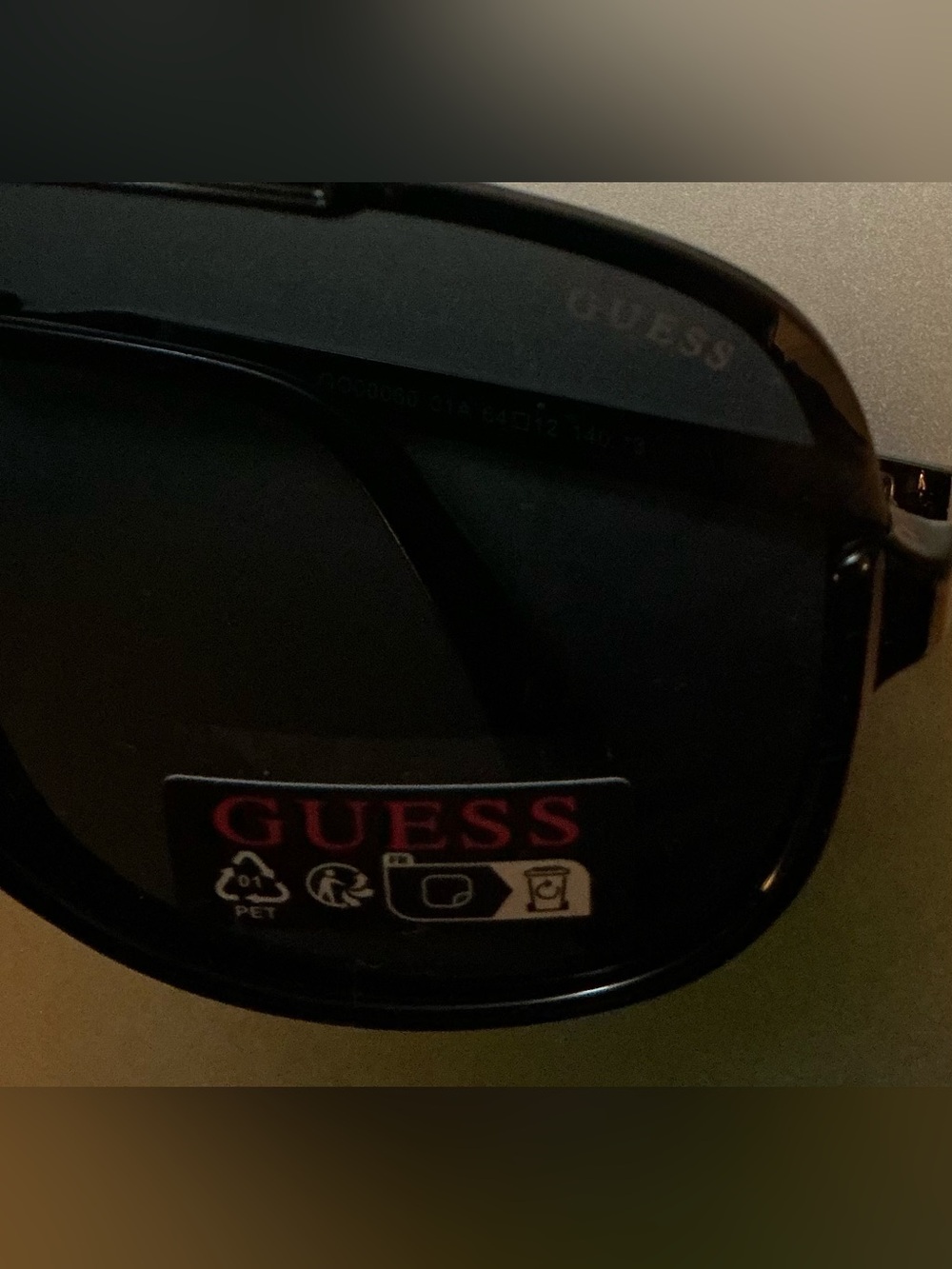 🕶️Guess Black Sunglass Temple with Logo - Picture 3 of 3